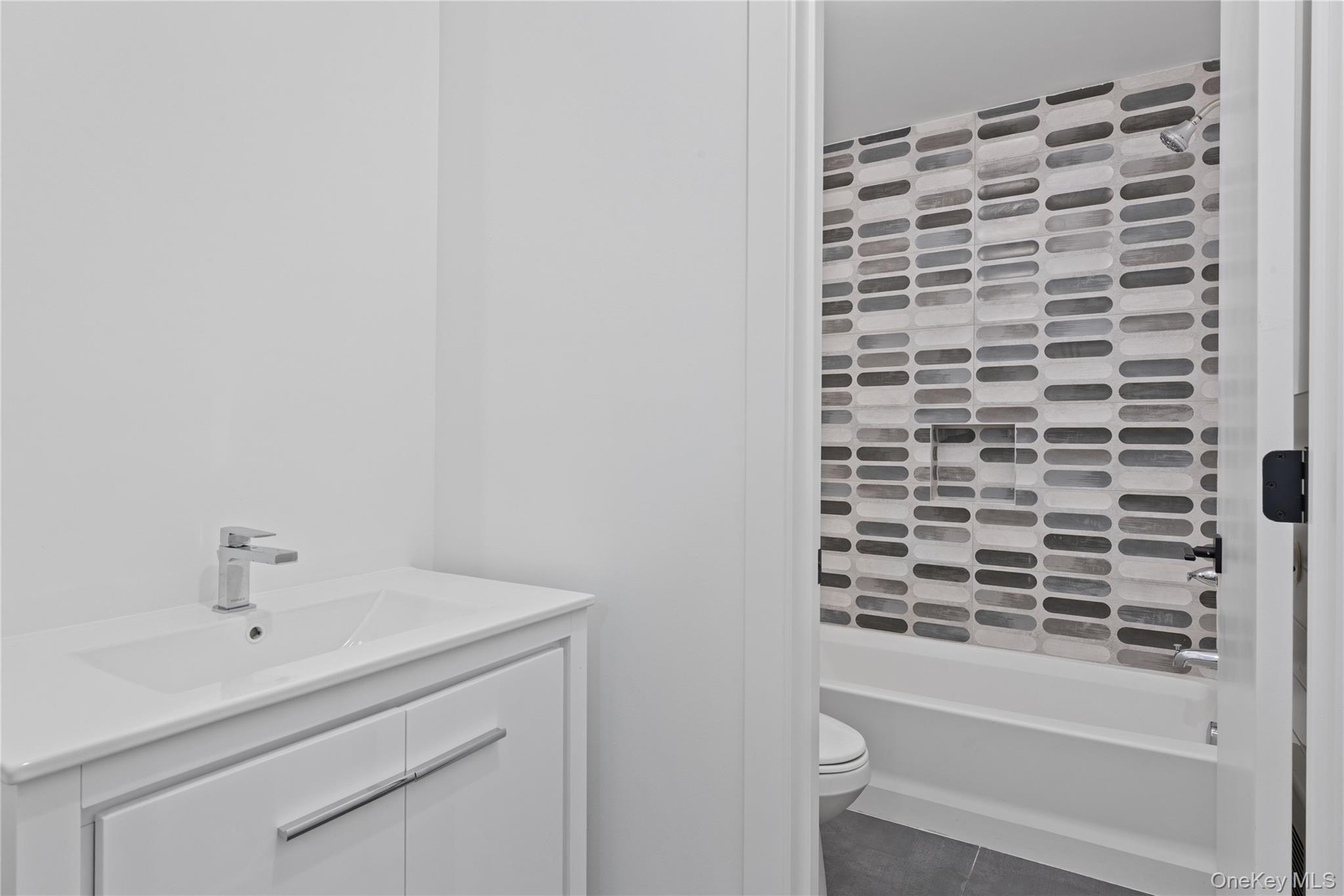 40 Singer Avenue Unit: 214