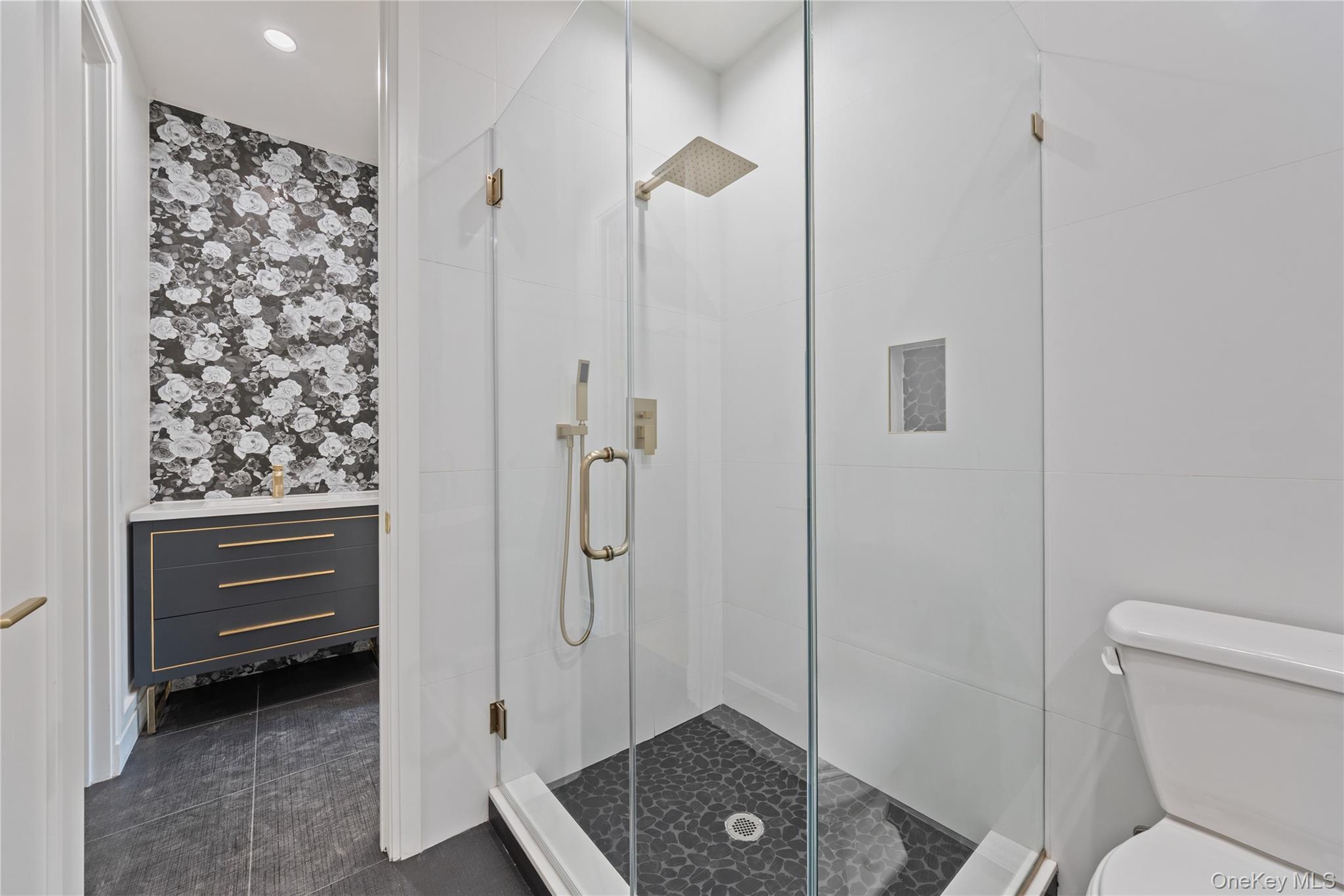 40 Singer Avenue Unit: 214