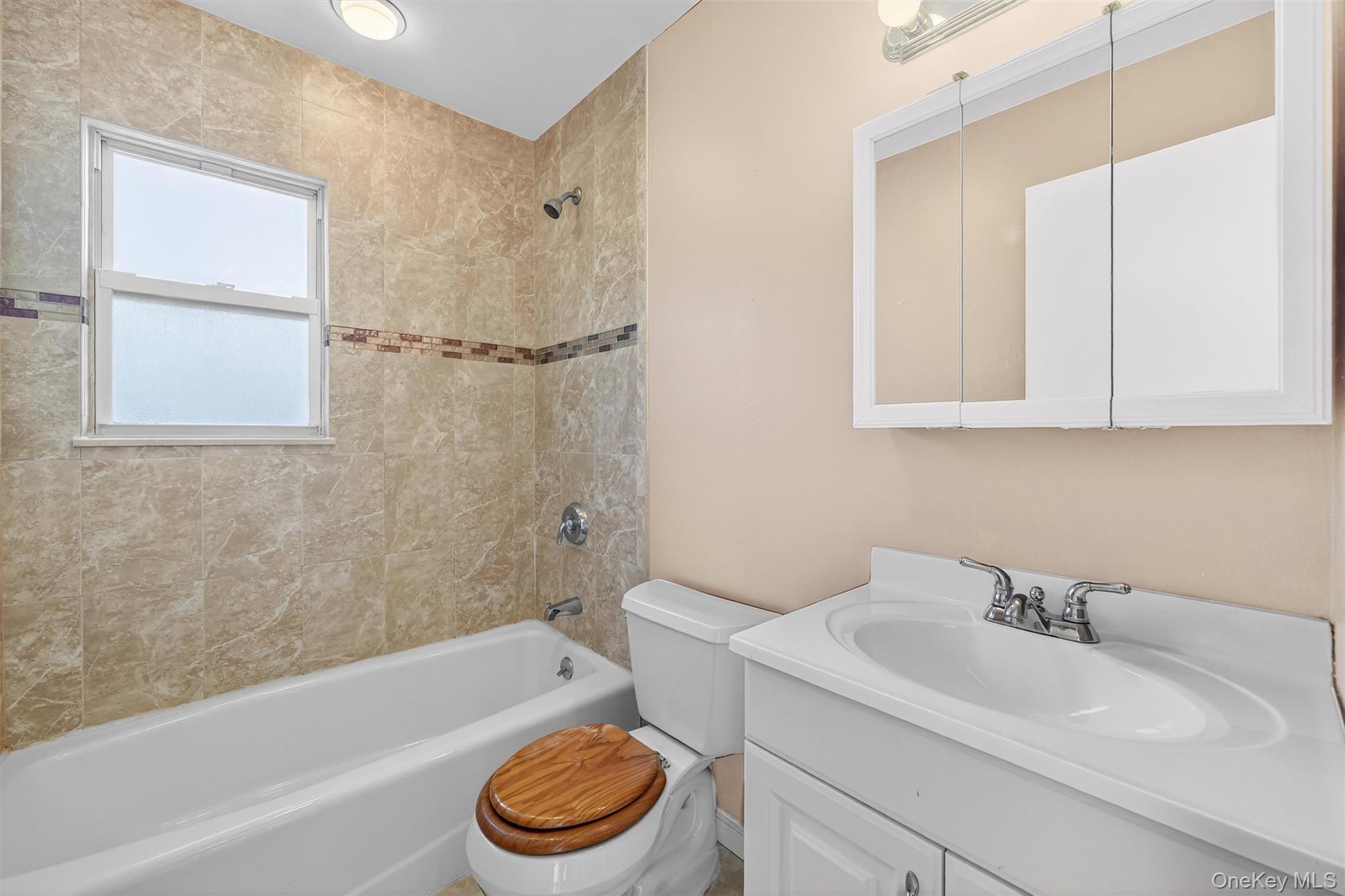 5 Oxford Court Unit: 7815