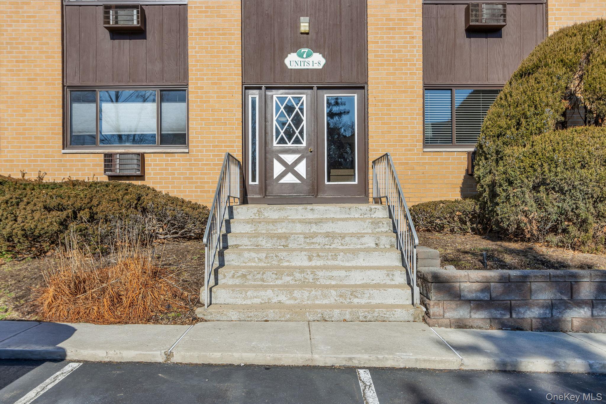 7 E Lawrence Park Unit: 8