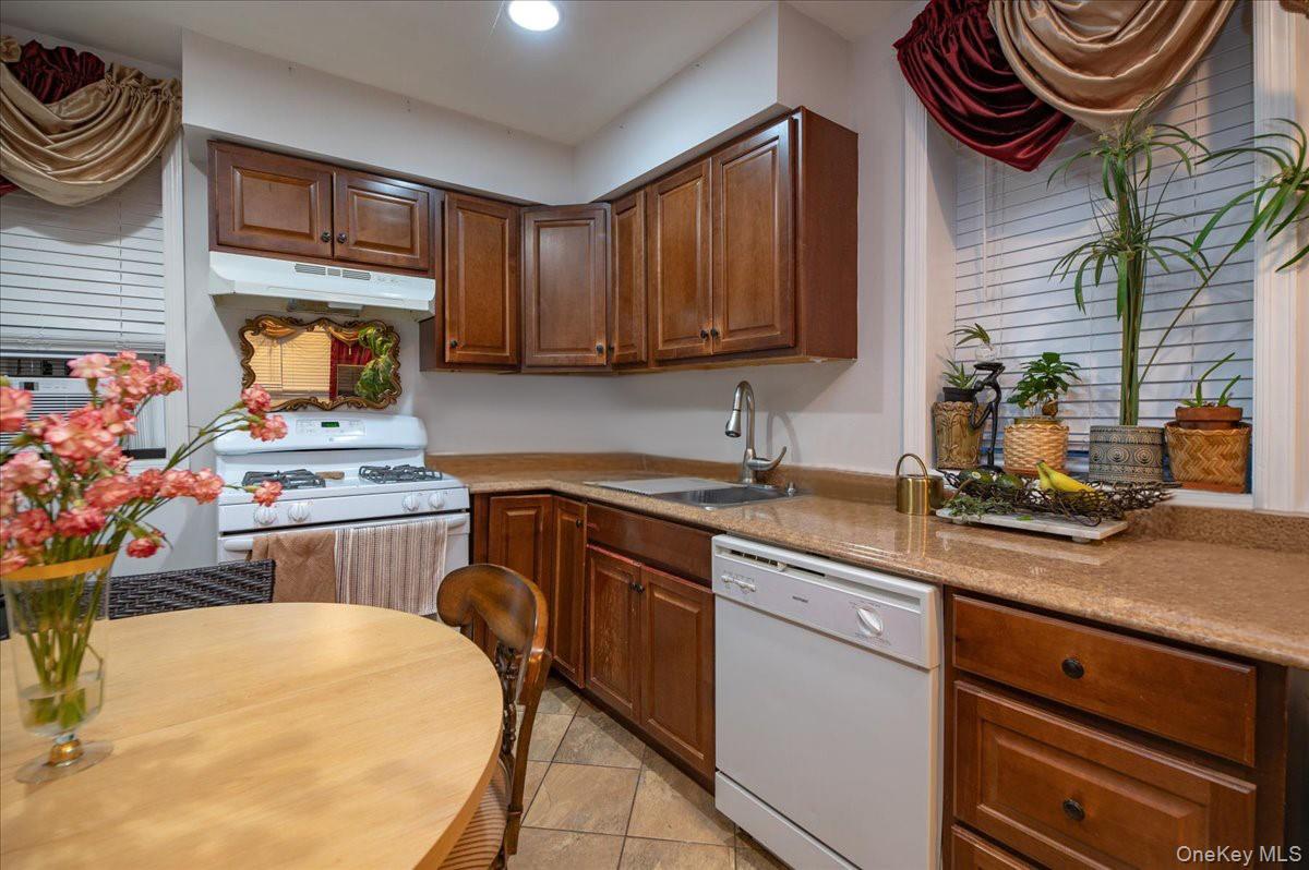 28 E Catherine Street