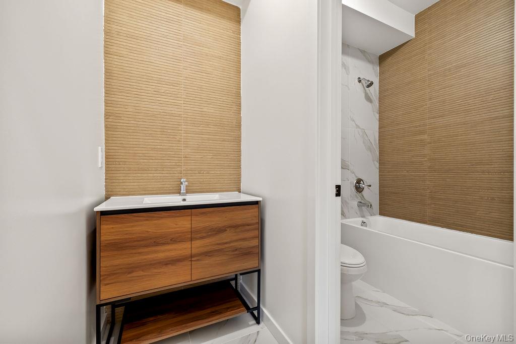 5 Mirror Lake Road Unit: 201