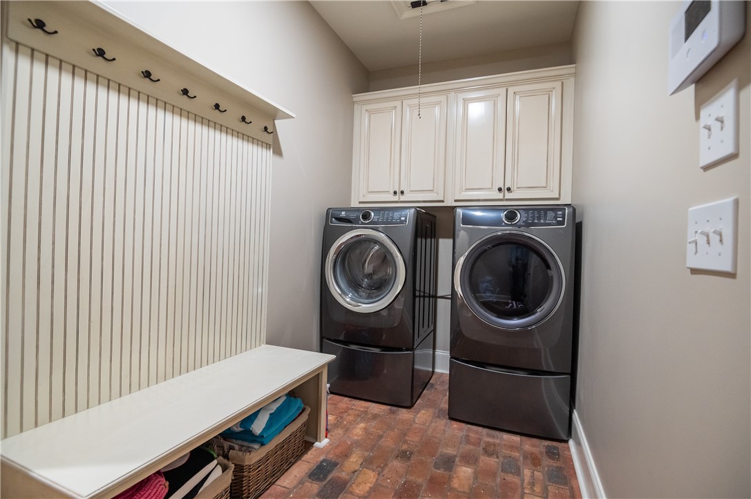 2492 GLENN BROOKE DRIVE