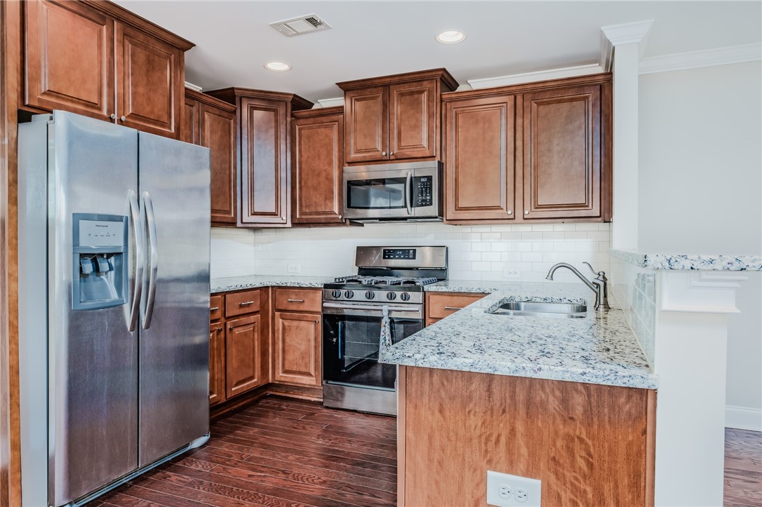 555 TOWNE LAKE PARKWAY