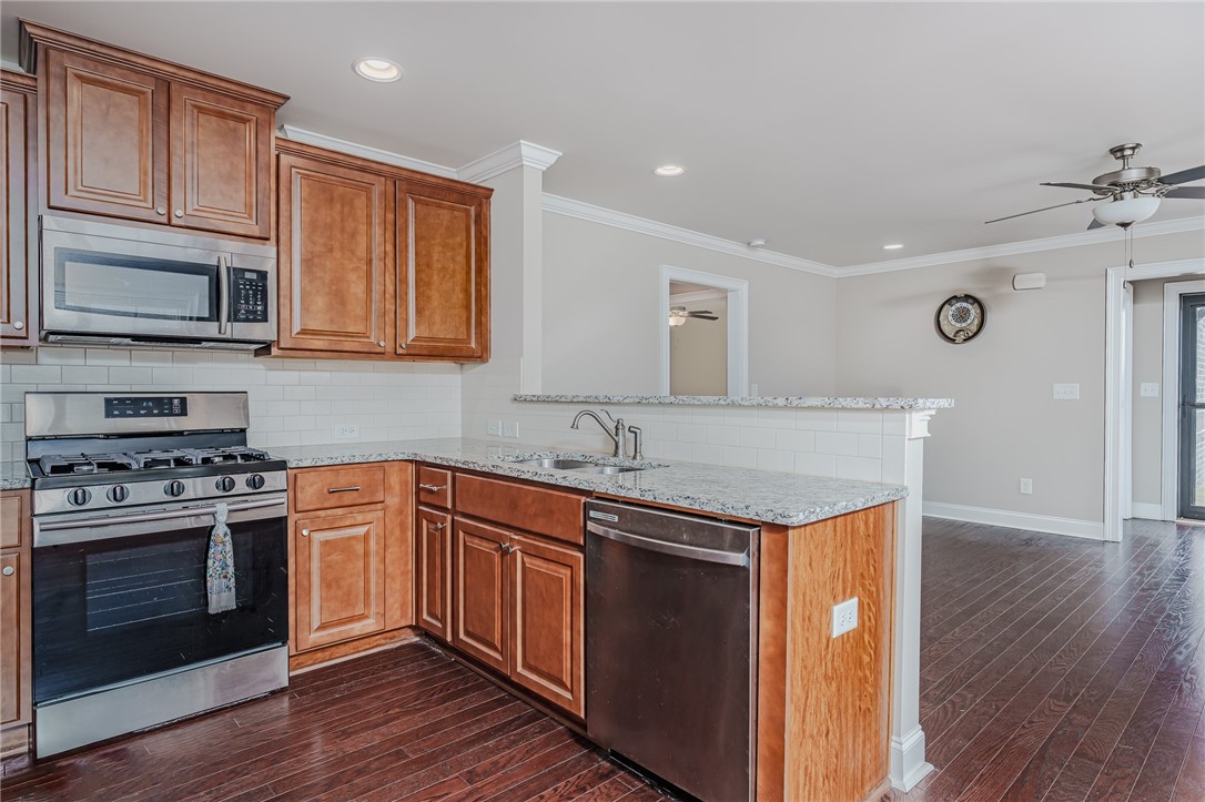 555 TOWNE LAKE PARKWAY