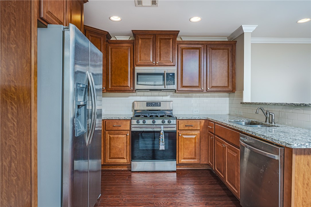 555 TOWNE LAKE PARKWAY