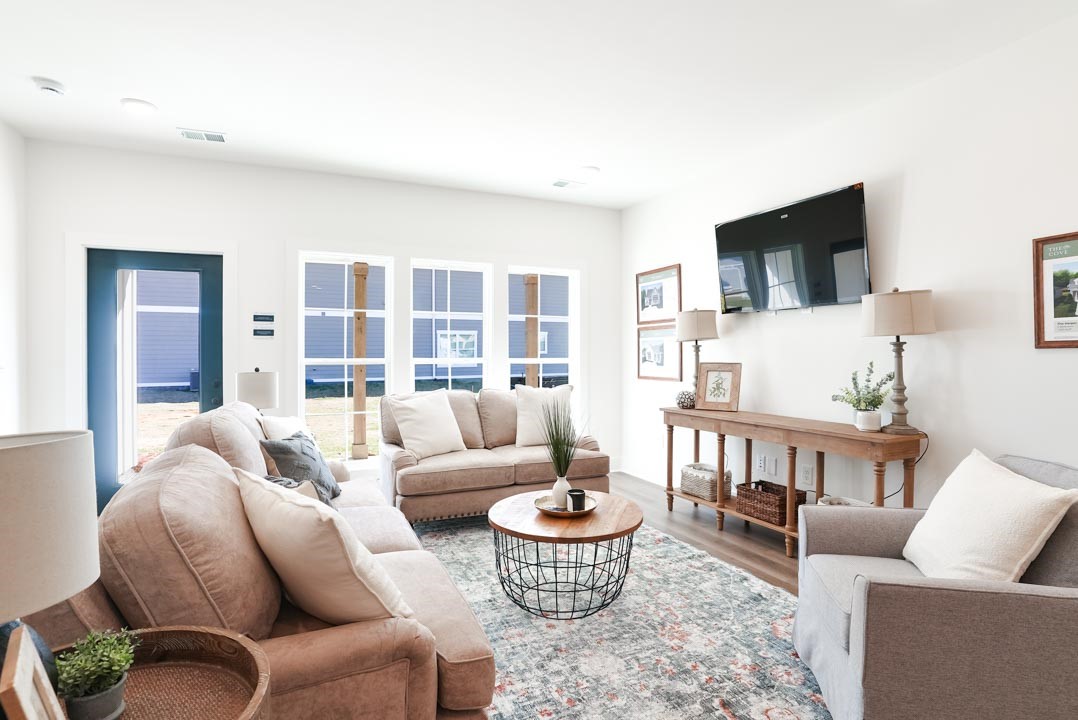 1102 WOODLAND CIRCLE