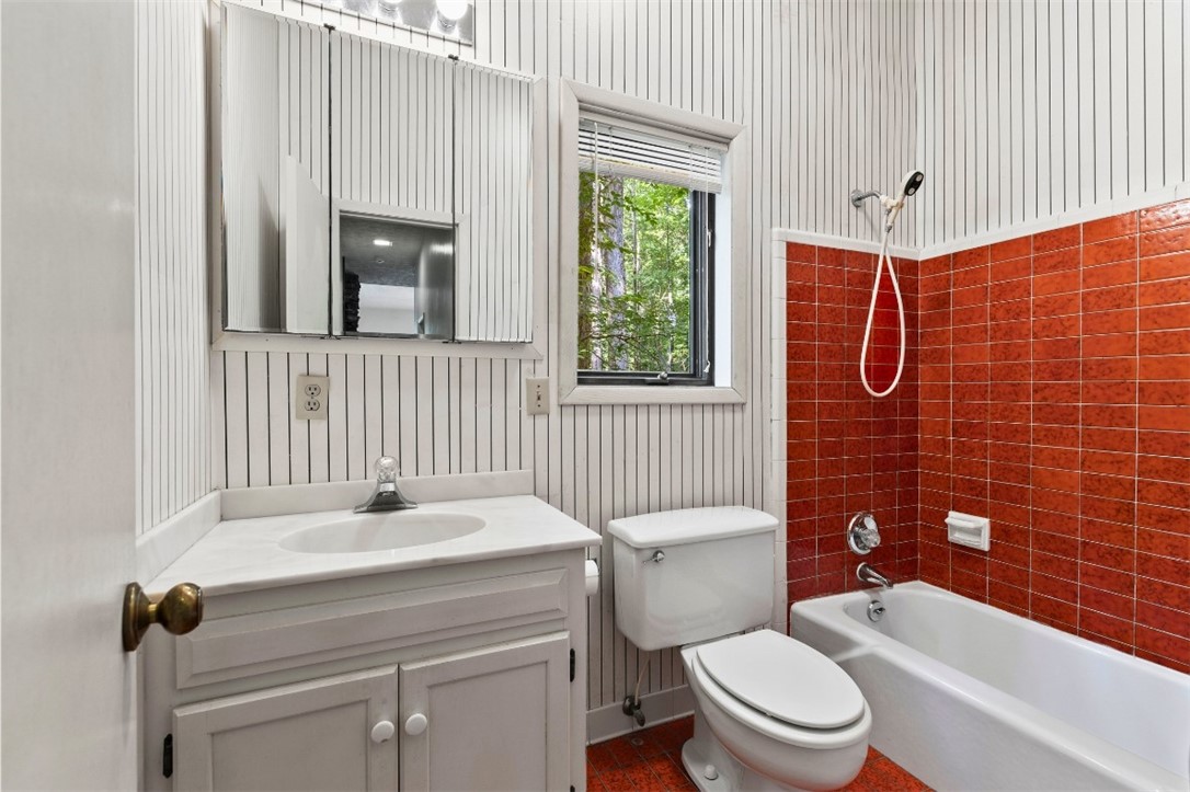 711 OAK KNOLL CIRCLE