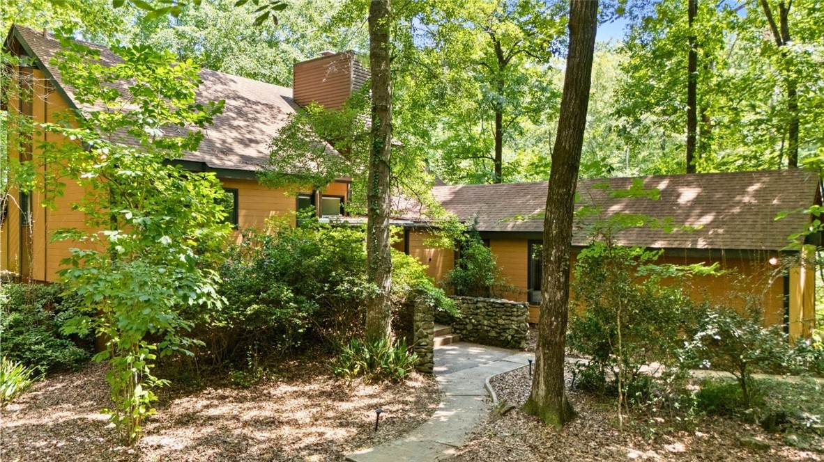 711 OAK KNOLL CIRCLE