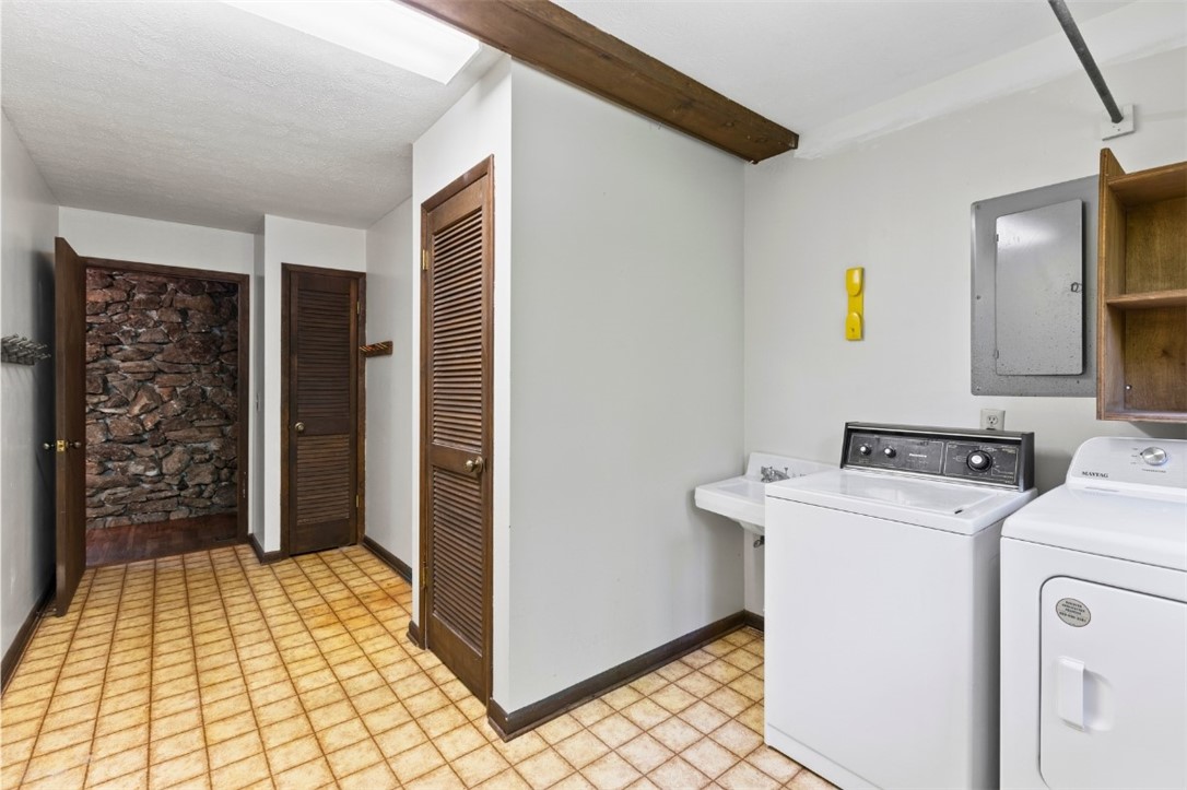 711 OAK KNOLL CIRCLE