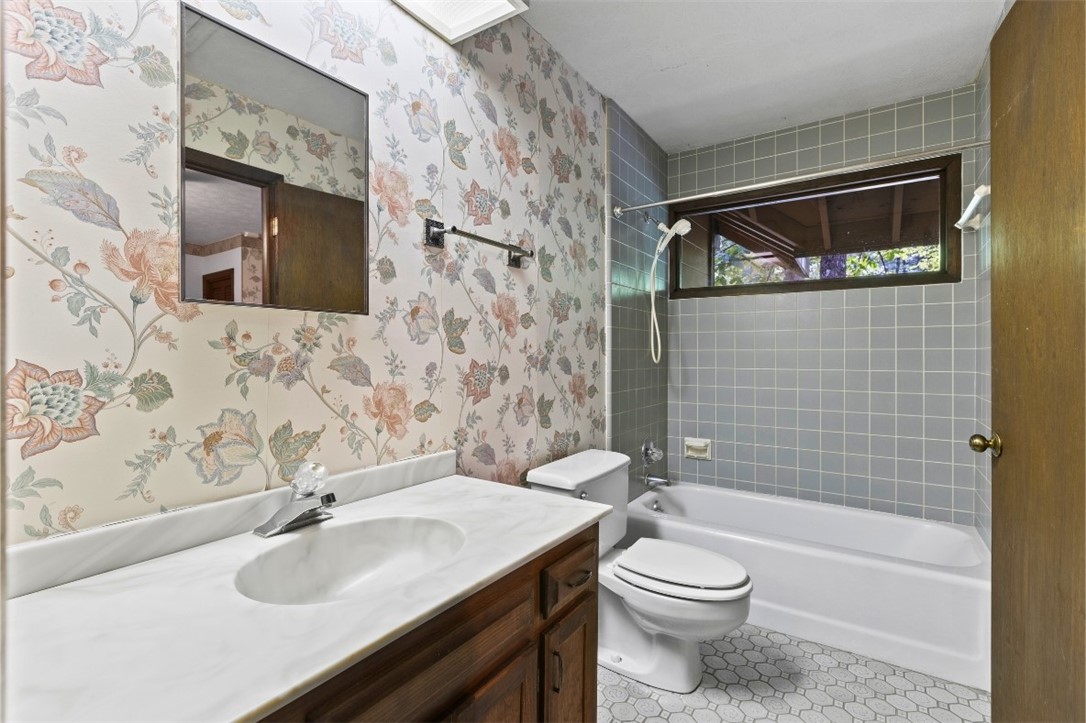 711 OAK KNOLL CIRCLE