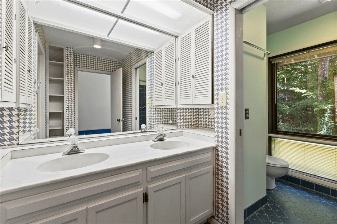 711 OAK KNOLL CIRCLE