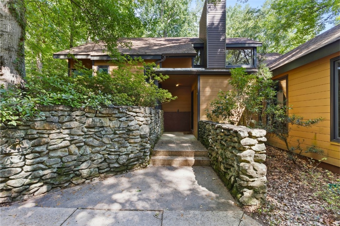 711 OAK KNOLL CIRCLE