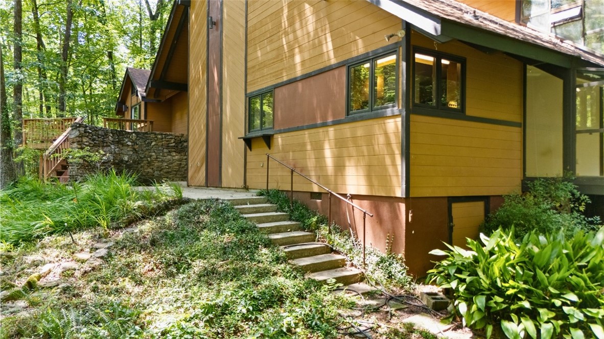 711 OAK KNOLL CIRCLE