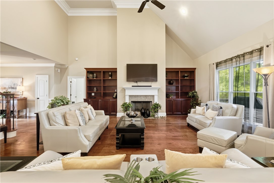 1703 GLENDALE CIRCLE