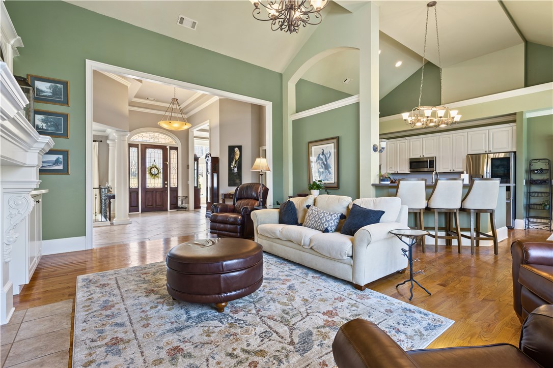 1211 INGLESIDE DRIVE