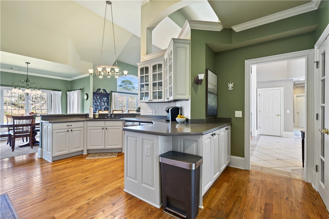 1211 INGLESIDE DRIVE