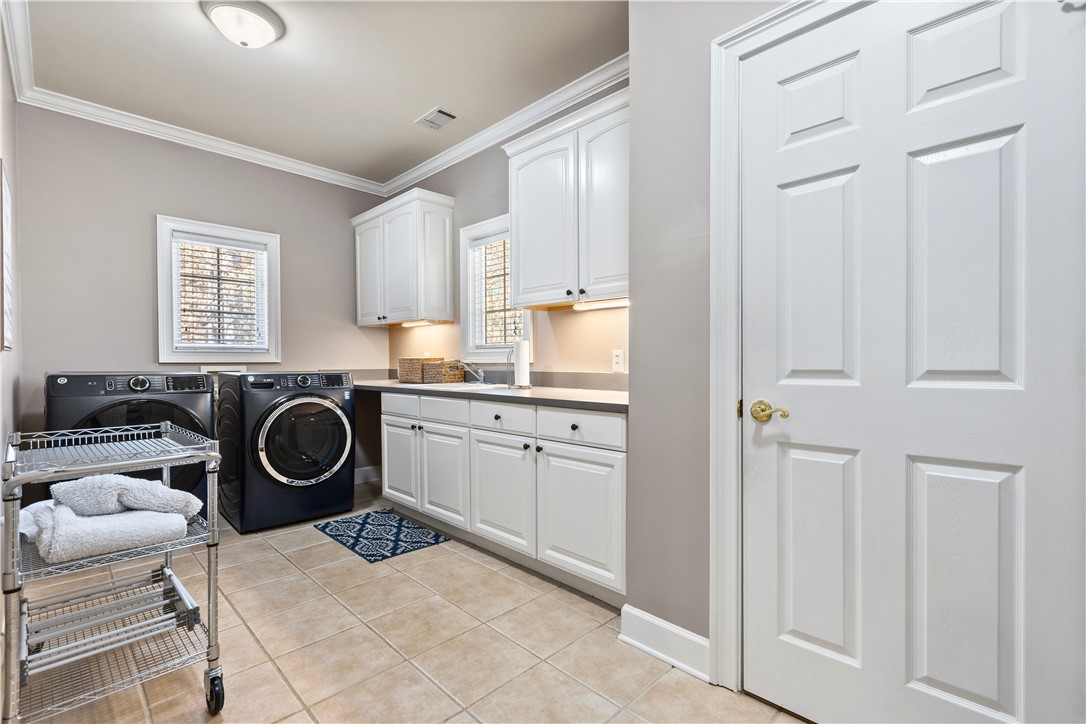 1211 INGLESIDE DRIVE