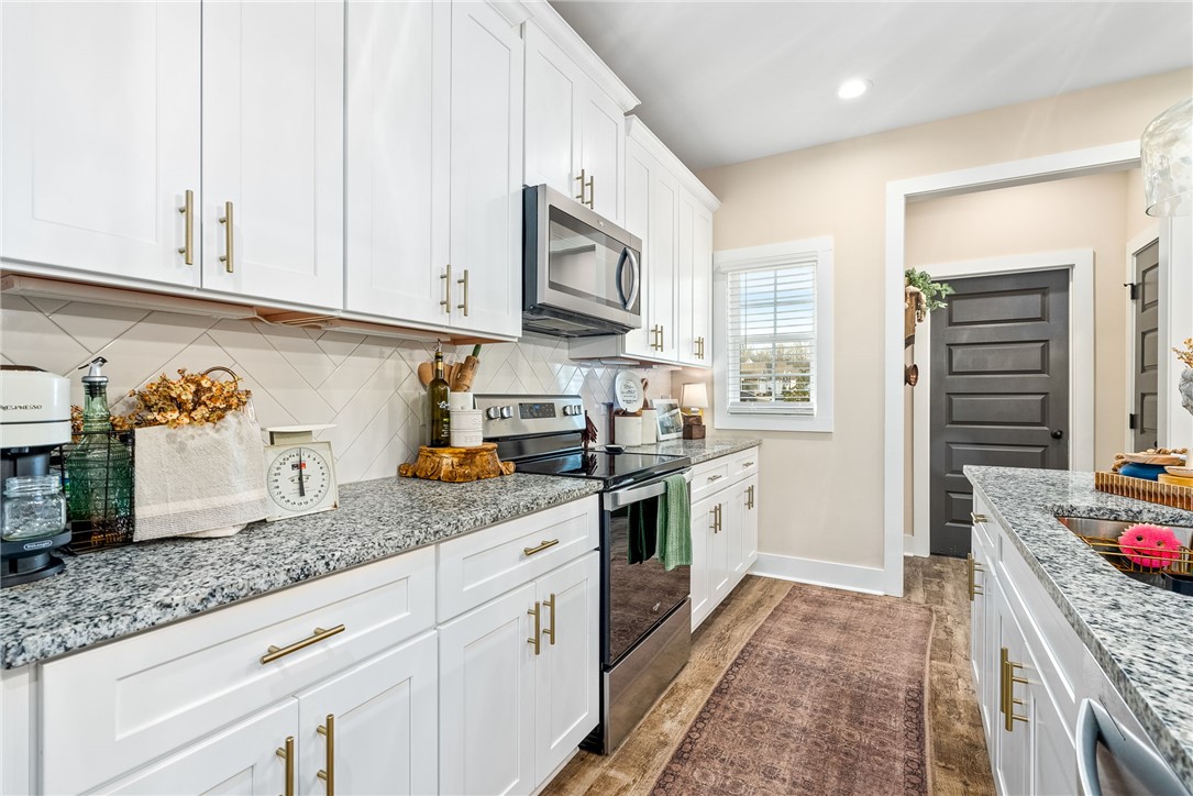 1210 WOODLAND CIRCLE