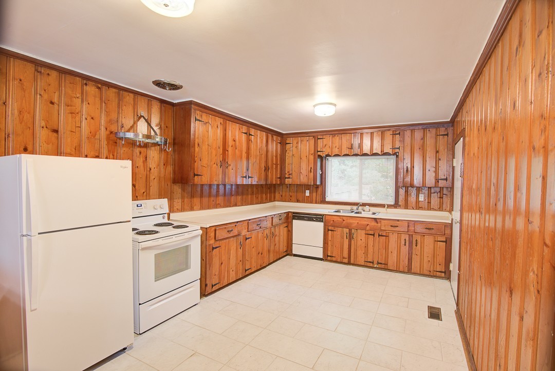 141/143 W DRAKE AVENUE