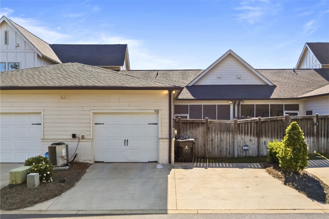 528 GREY OAK CIRCLE