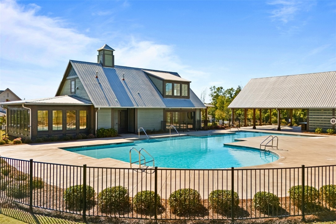 528 GREY OAK CIRCLE