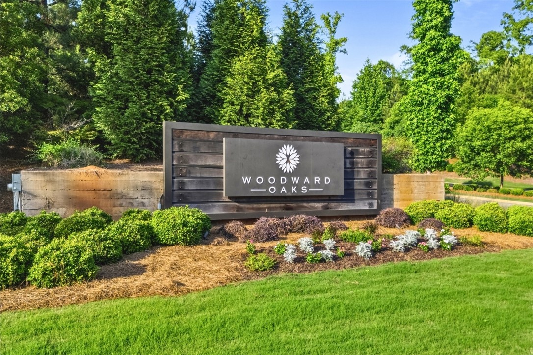 528 GREY OAK CIRCLE