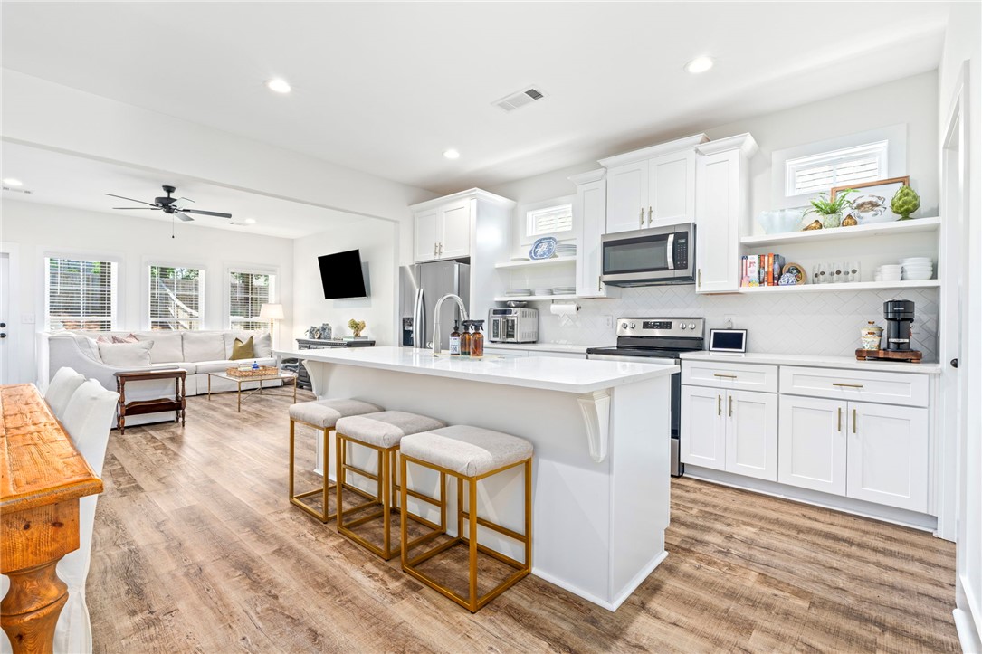 1186 WOODLAND CIRCLE