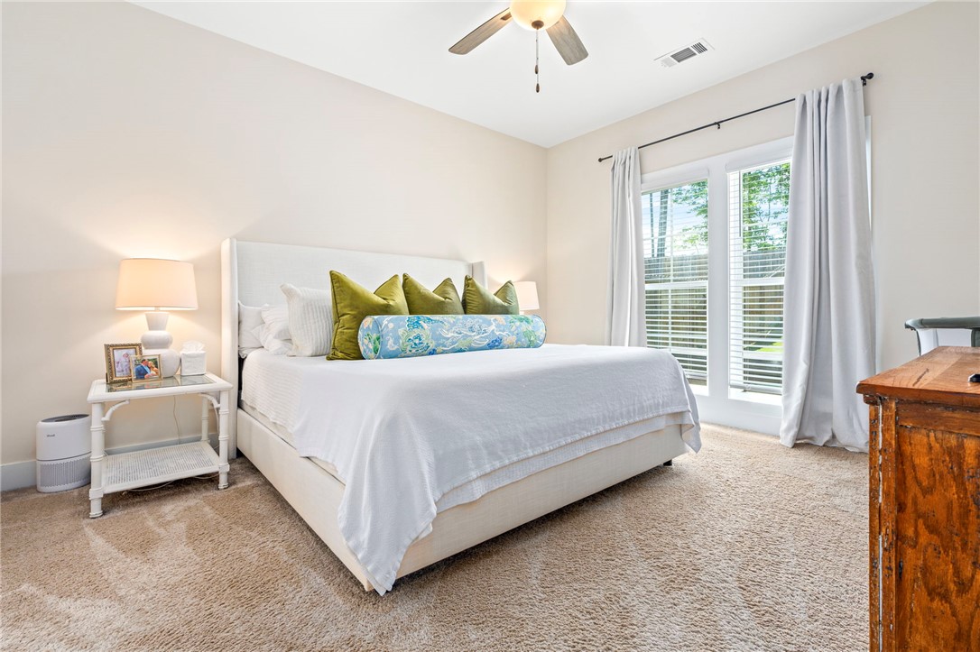 1186 WOODLAND CIRCLE