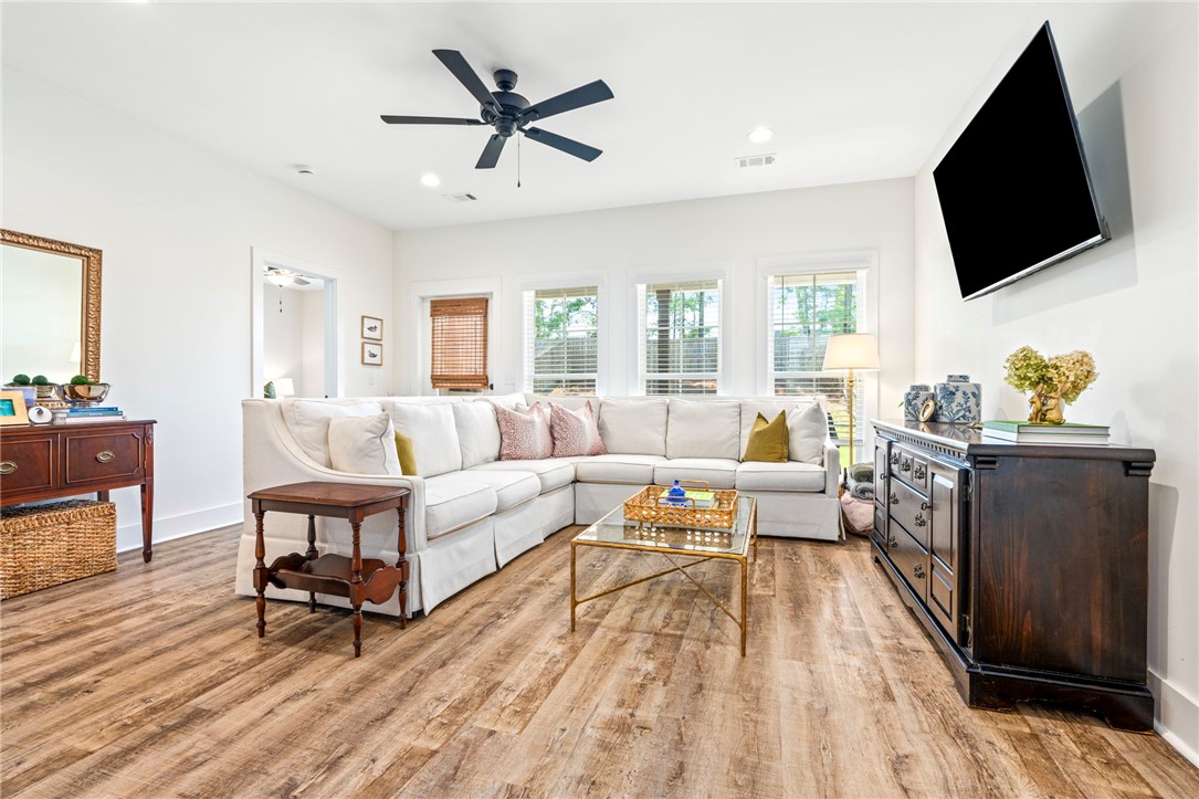 1186 WOODLAND CIRCLE