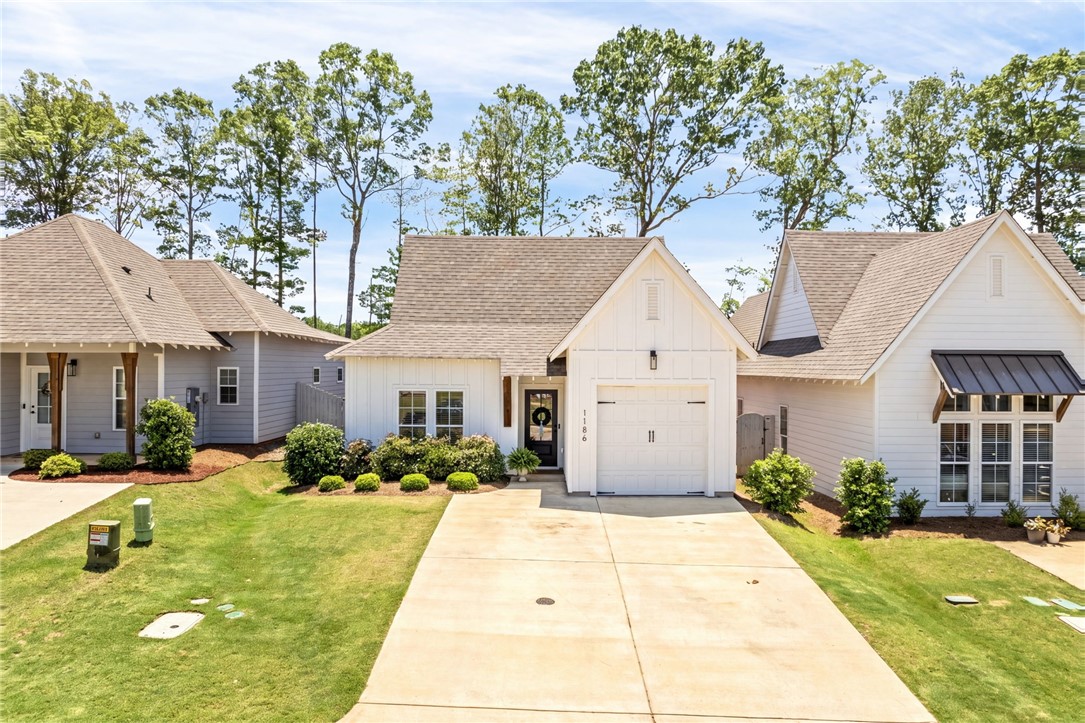 1186 WOODLAND CIRCLE