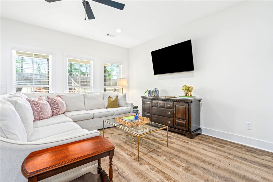 1186 WOODLAND CIRCLE