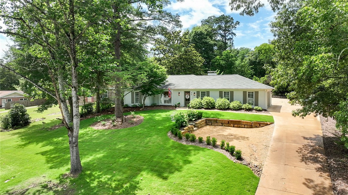 819 E UNIVERSITY DRIVE