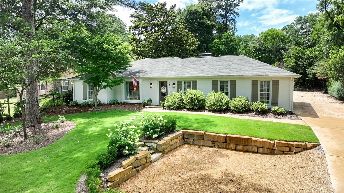 819 E UNIVERSITY DRIVE
