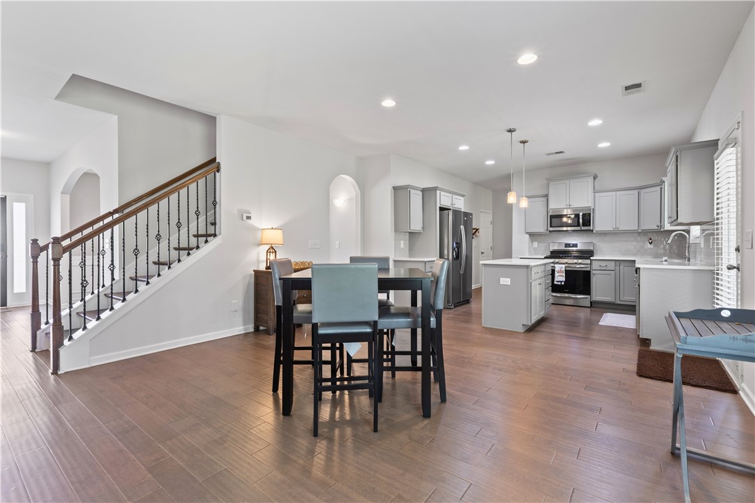 887 W RICHLAND CIRCLE