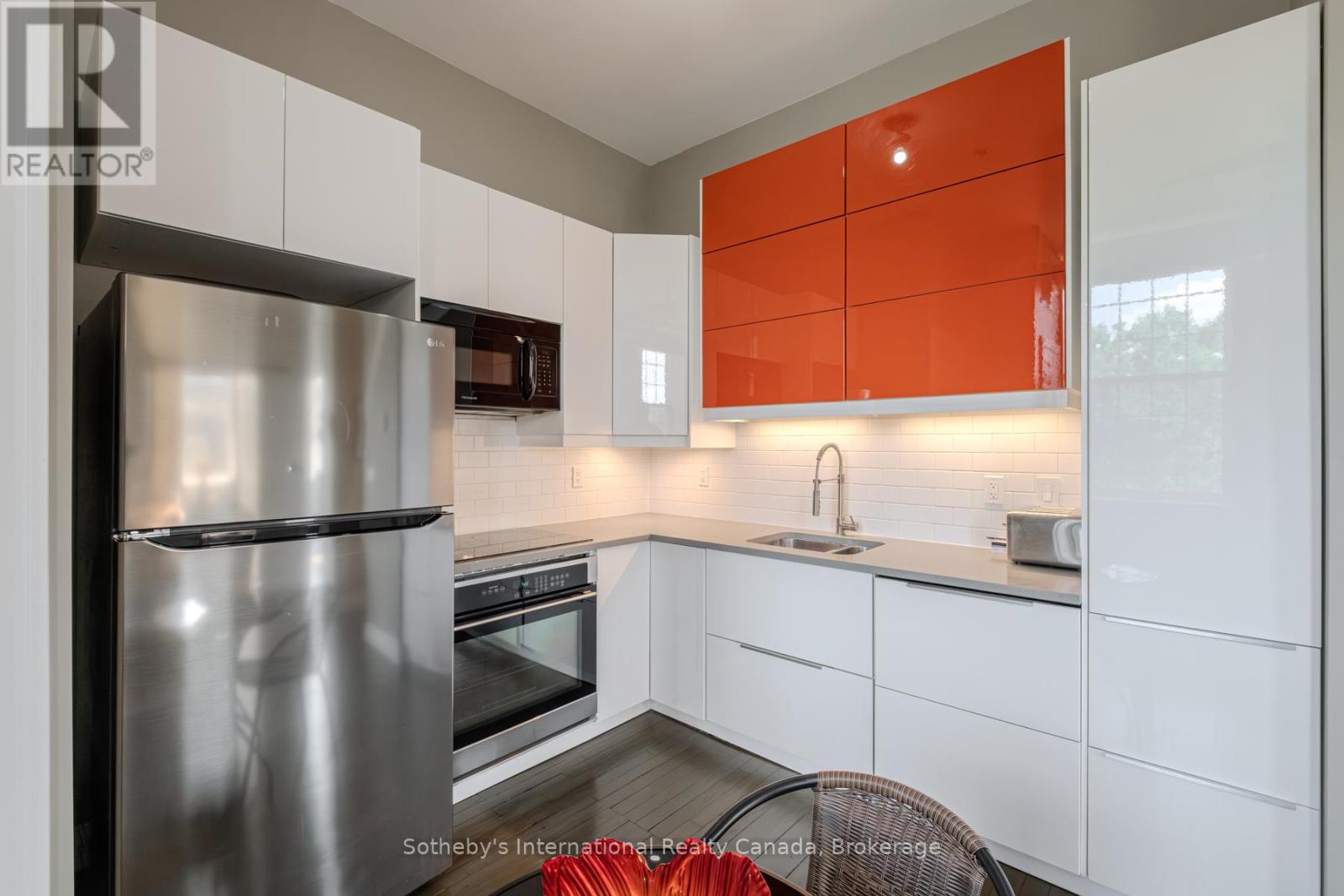 402 - 140 WEST RIVER STREET