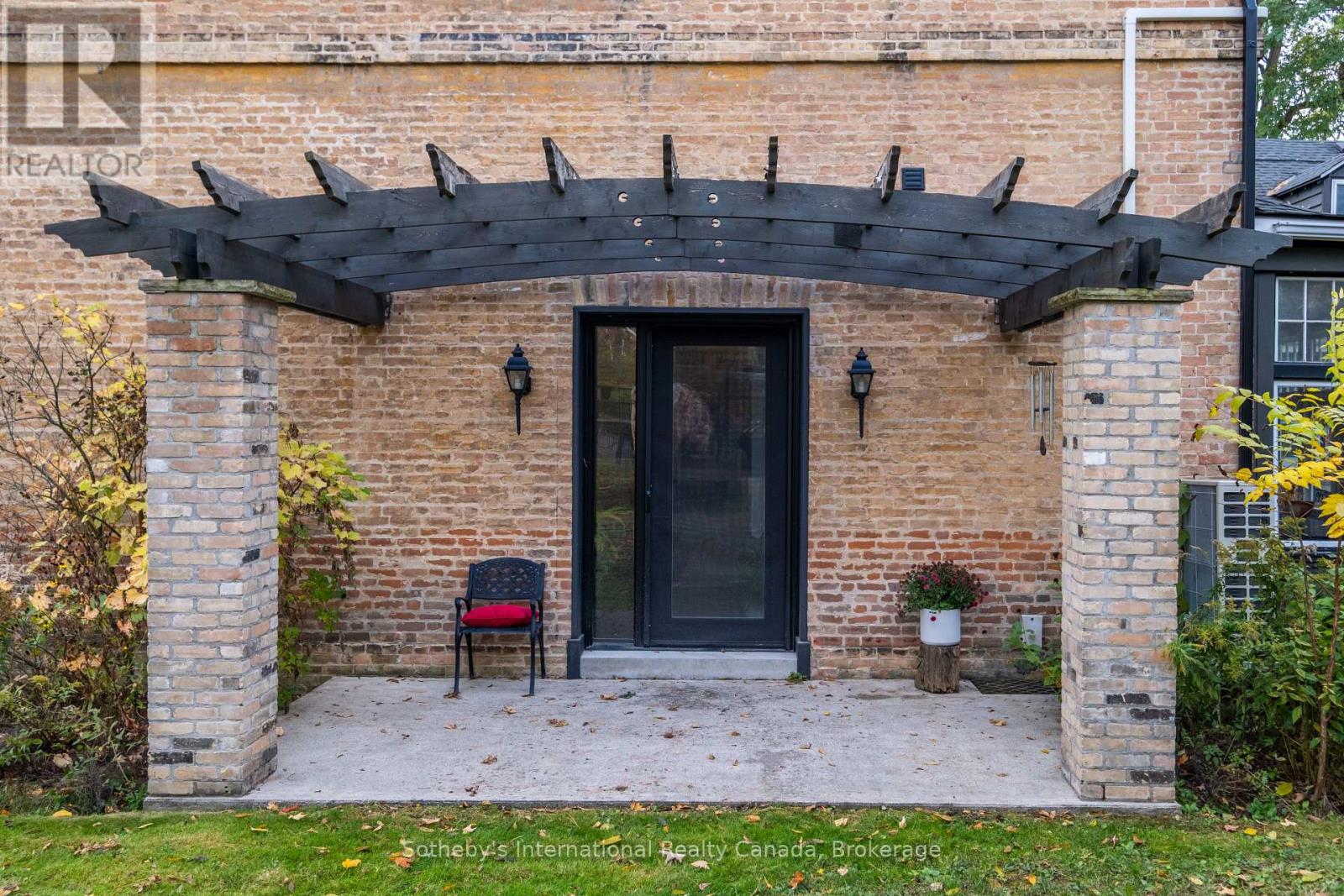 194 GRAND RIVER STREET N