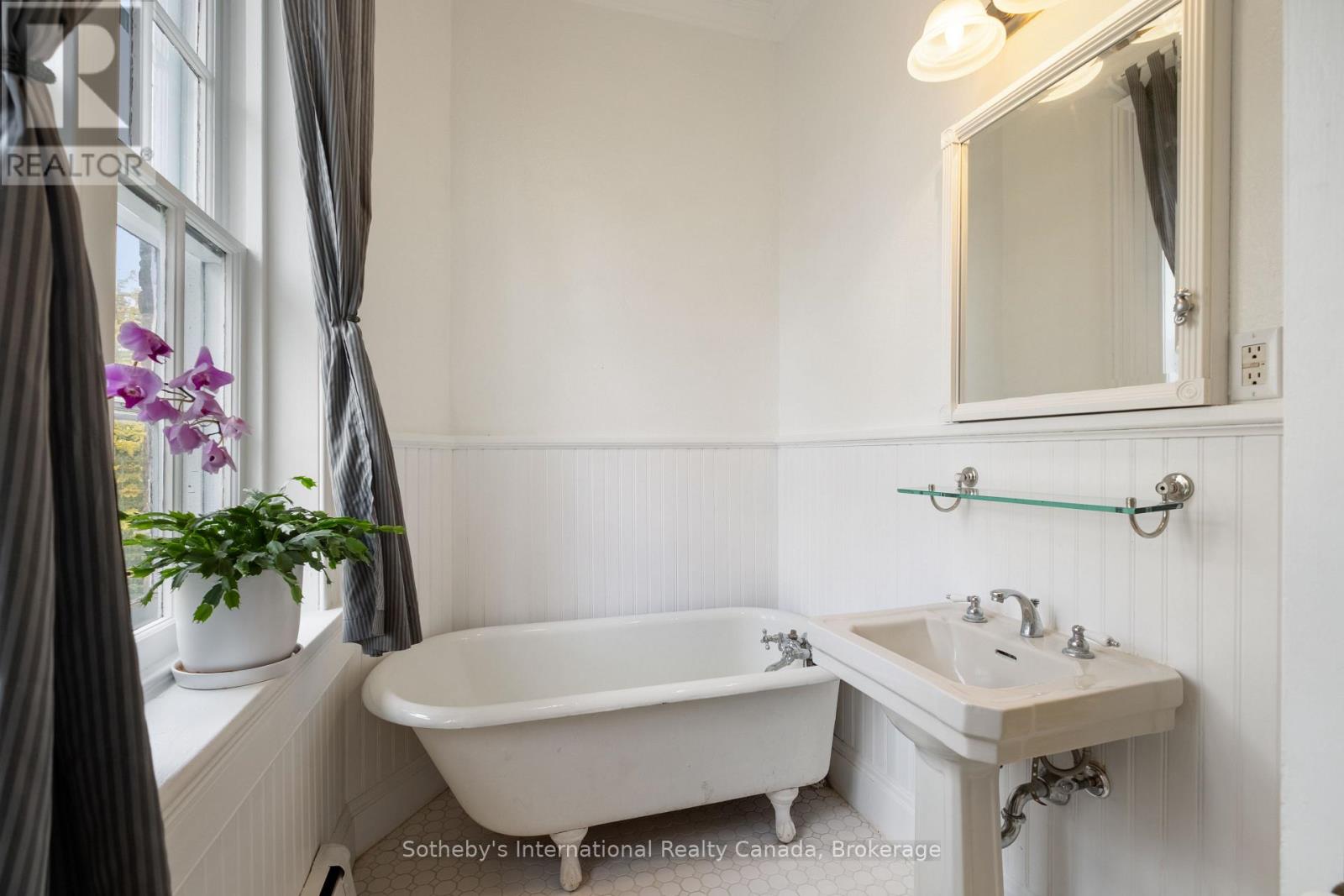 194 GRAND RIVER STREET N