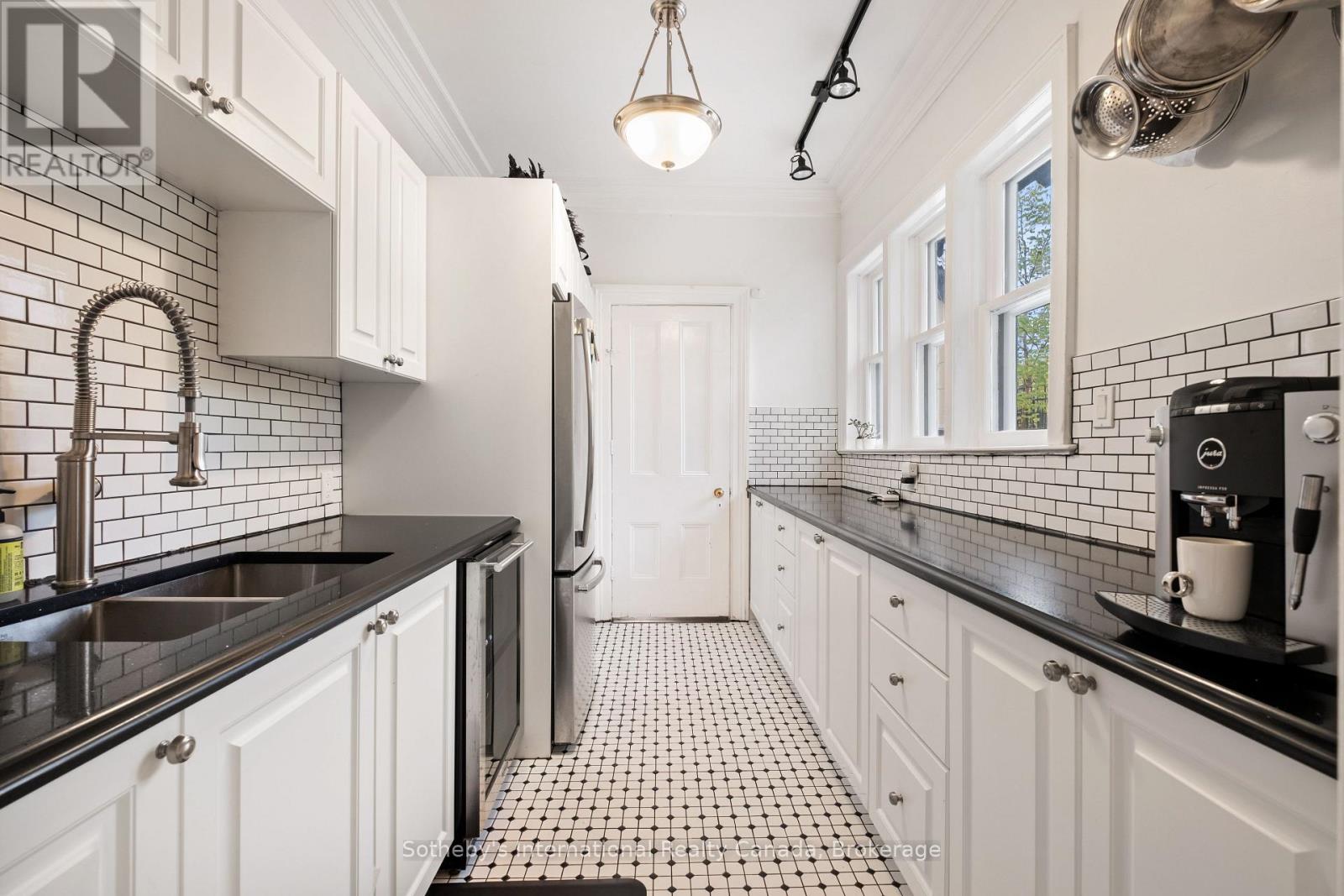 194 GRAND RIVER STREET N