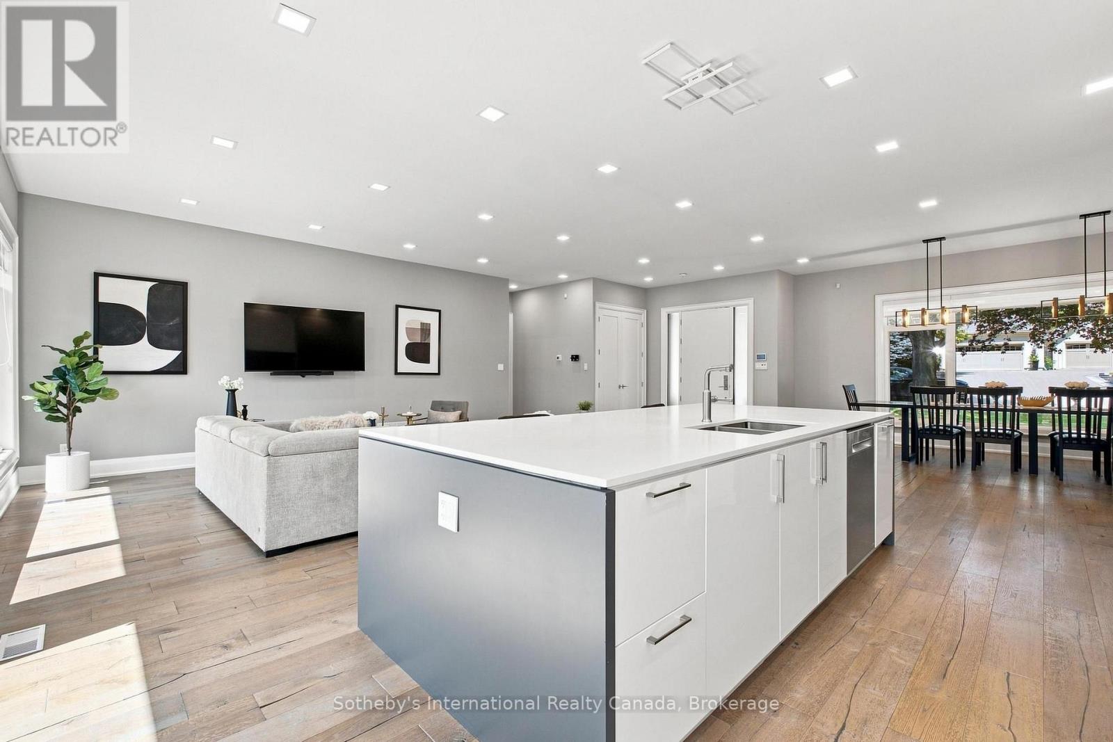 1 GAYWOOD GARDENS