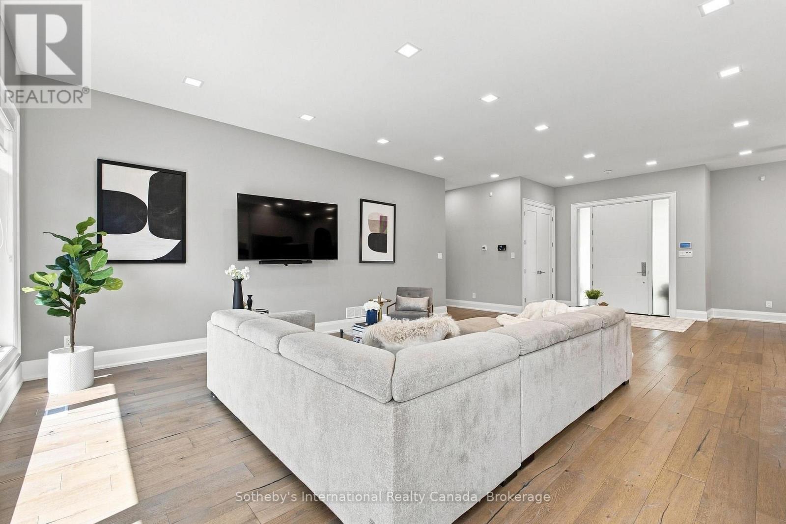 1 GAYWOOD GARDENS