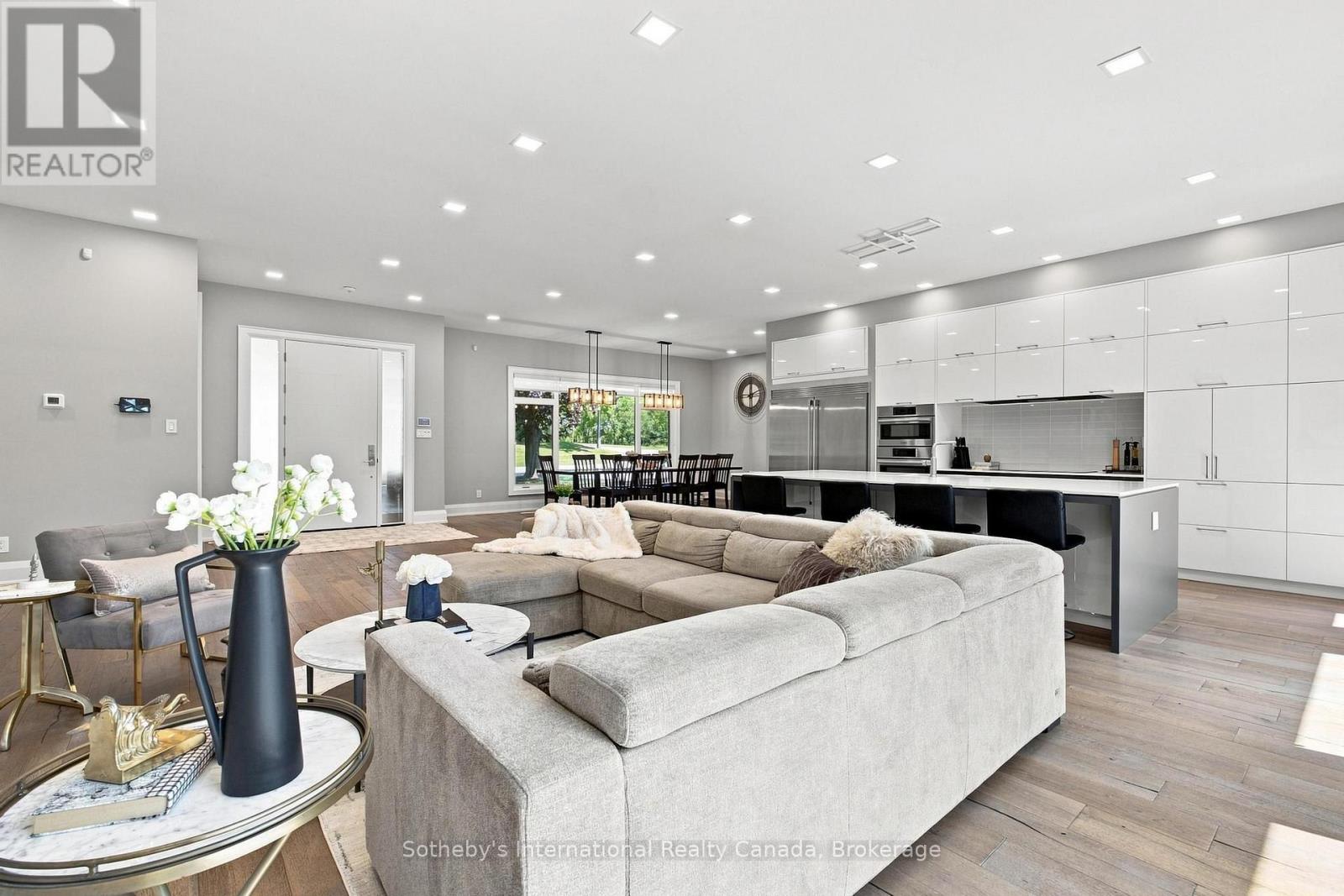 1 GAYWOOD GARDENS