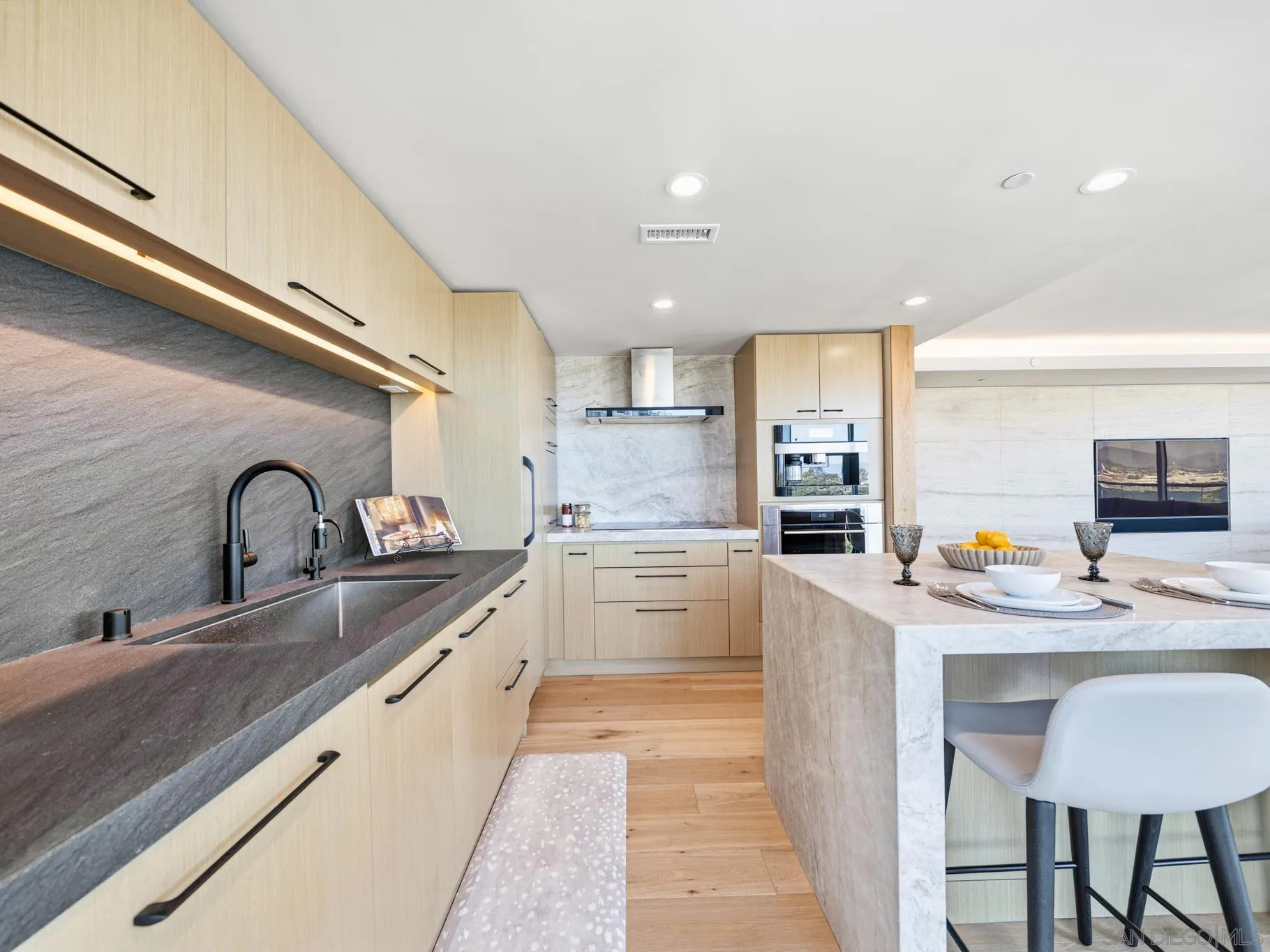 1810 Avenida Del Mundo Unit 403