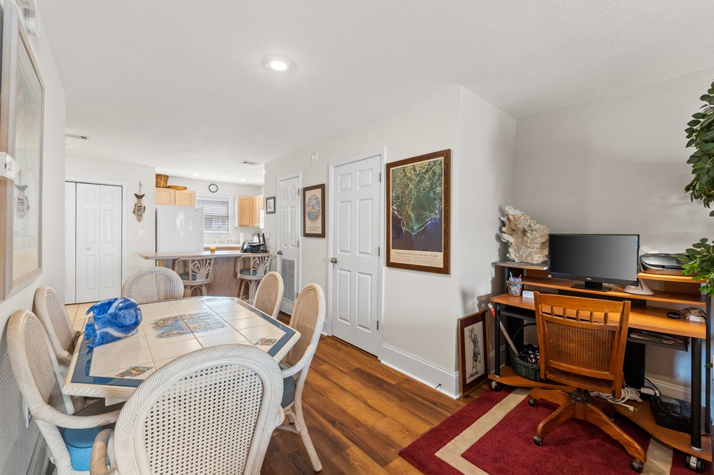 253 Parkside Cir, 32456