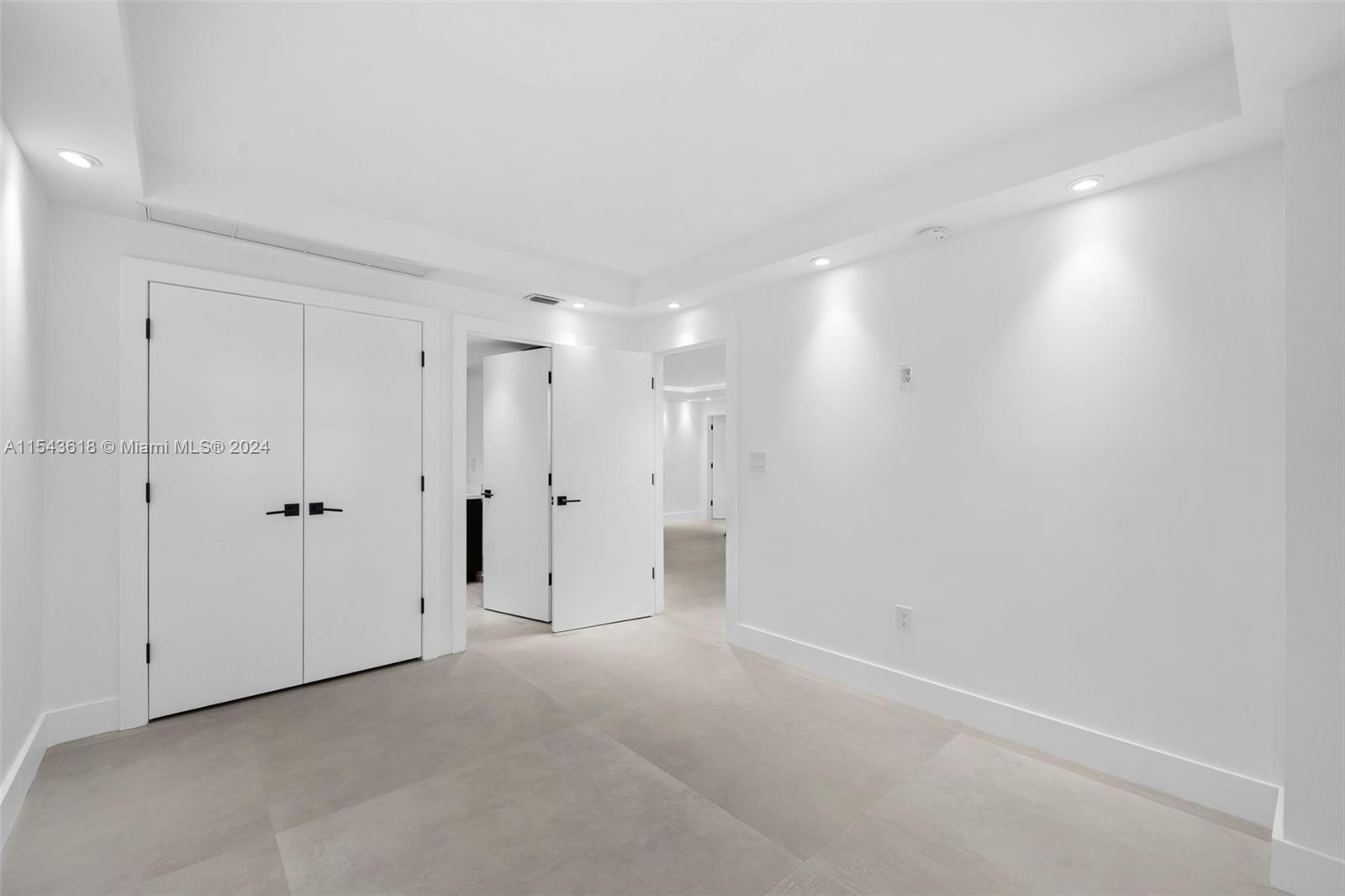 9801 Collins Ave # 16V