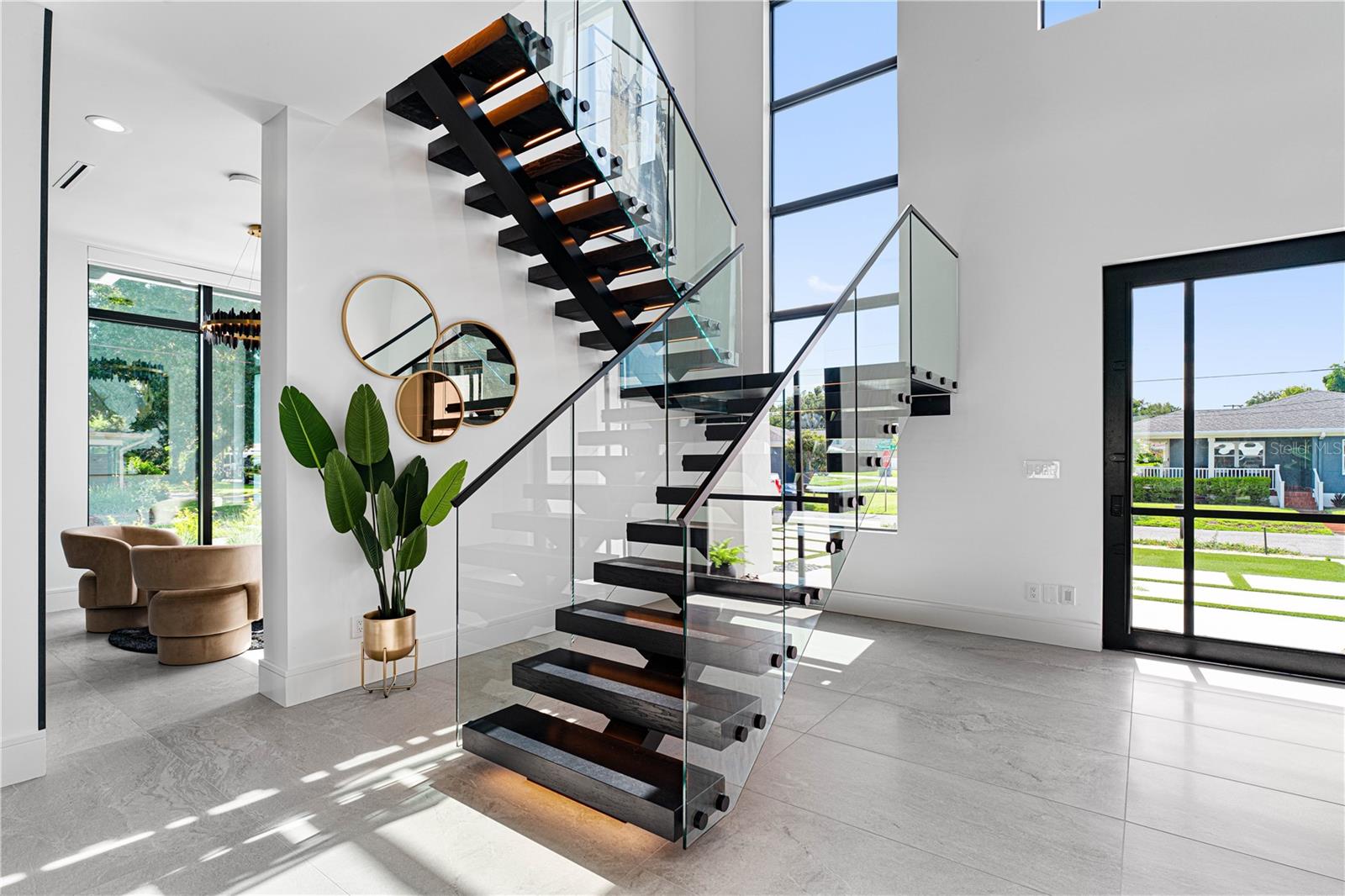 114 W DAVIS BLVD