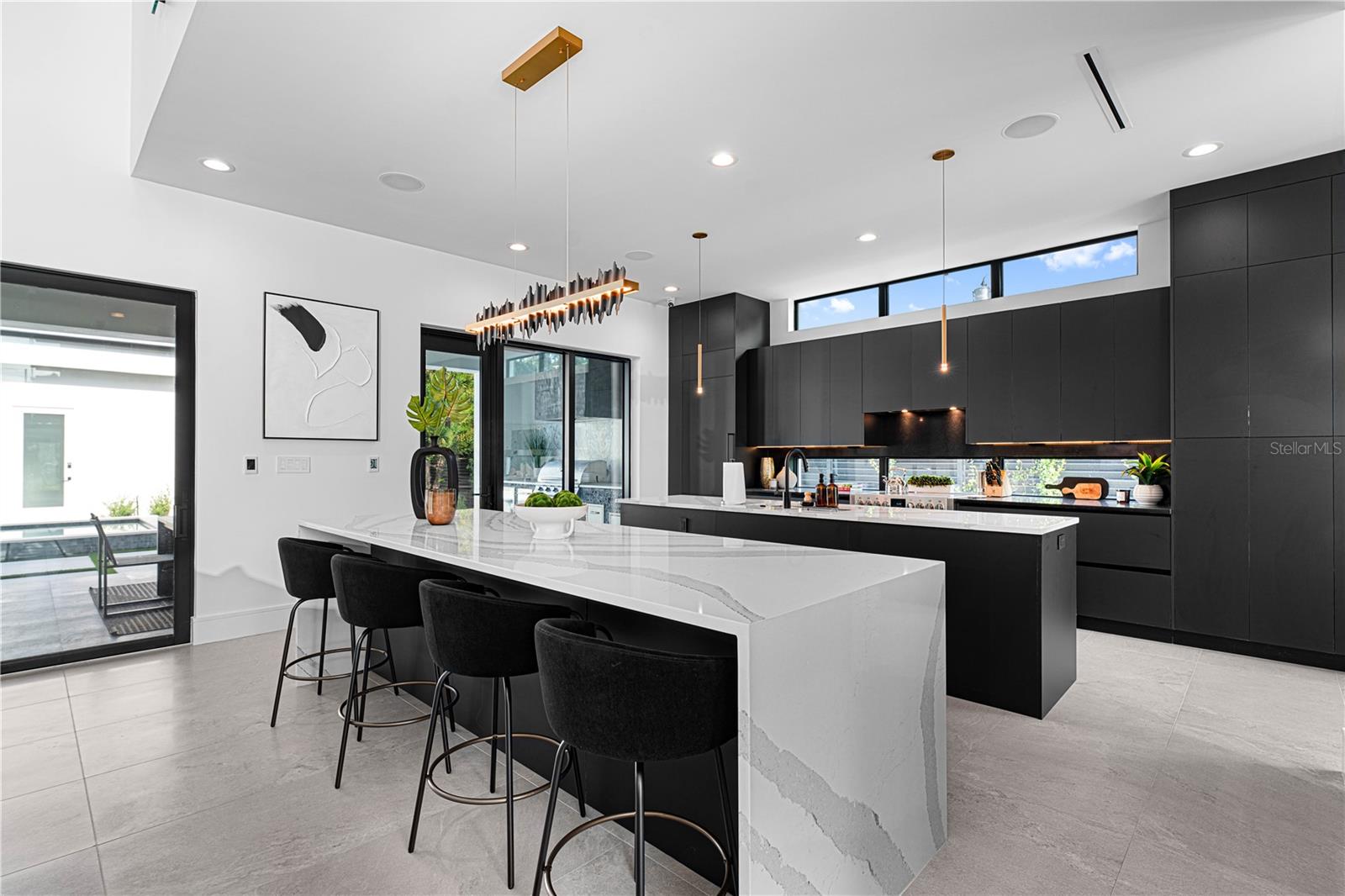 114 W DAVIS BLVD