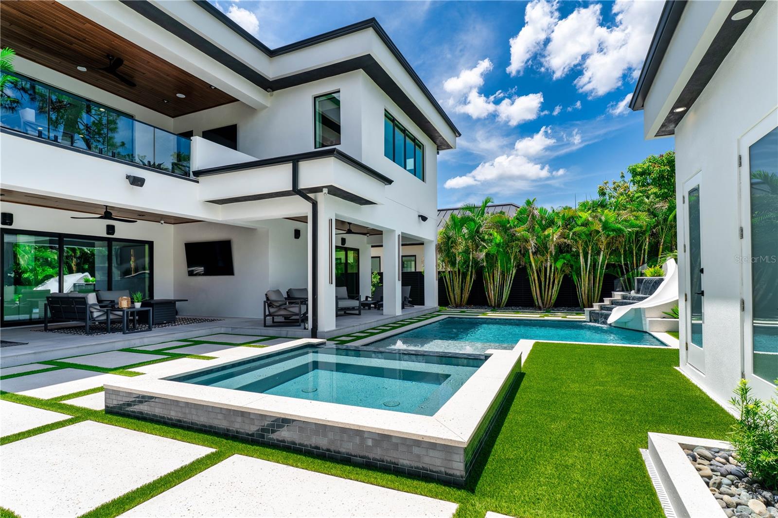 114 W DAVIS BLVD