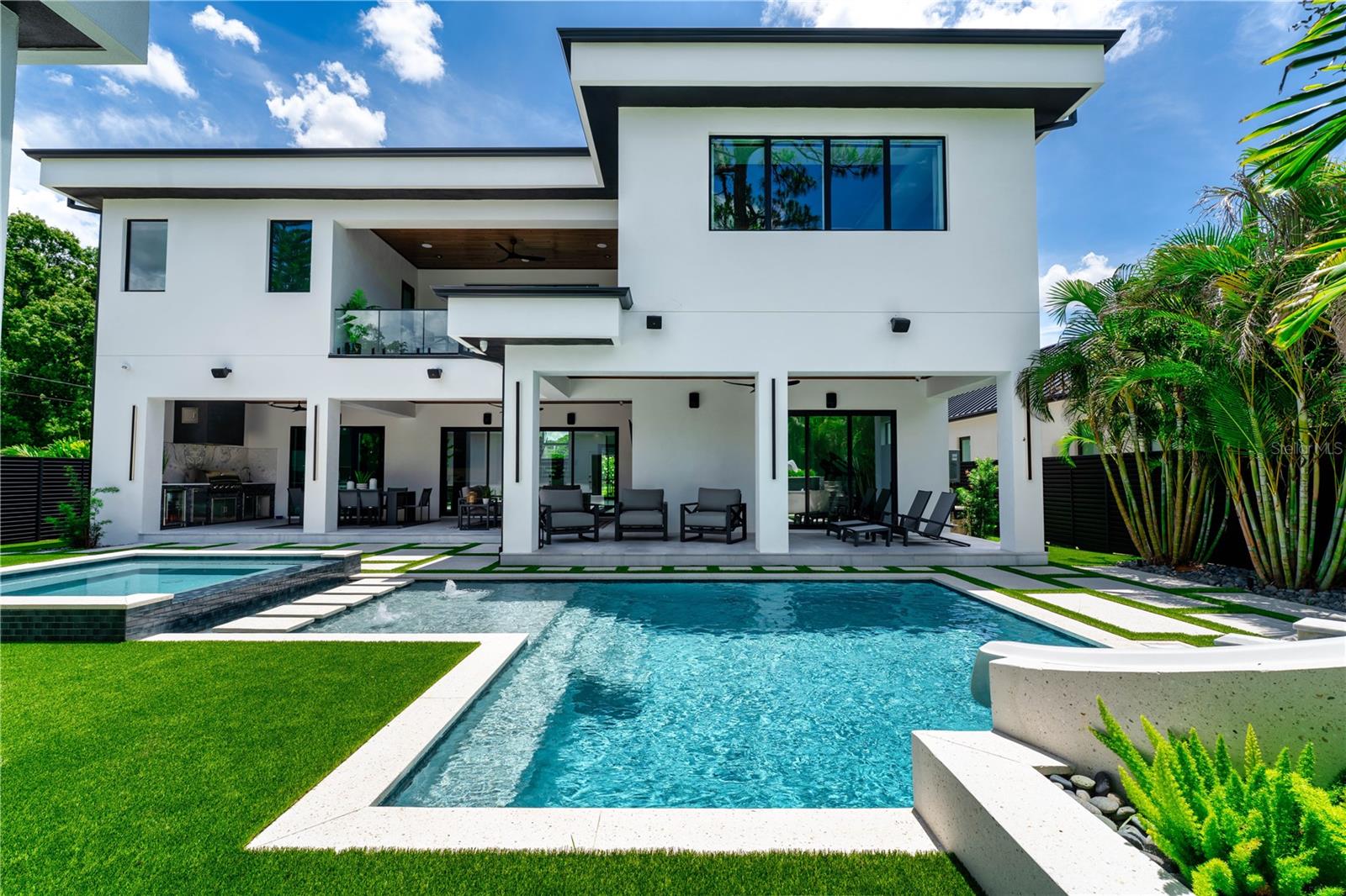 114 W DAVIS BLVD