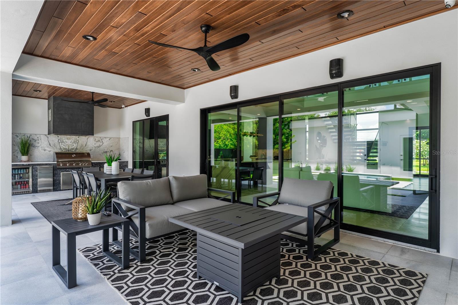 114 W DAVIS BLVD